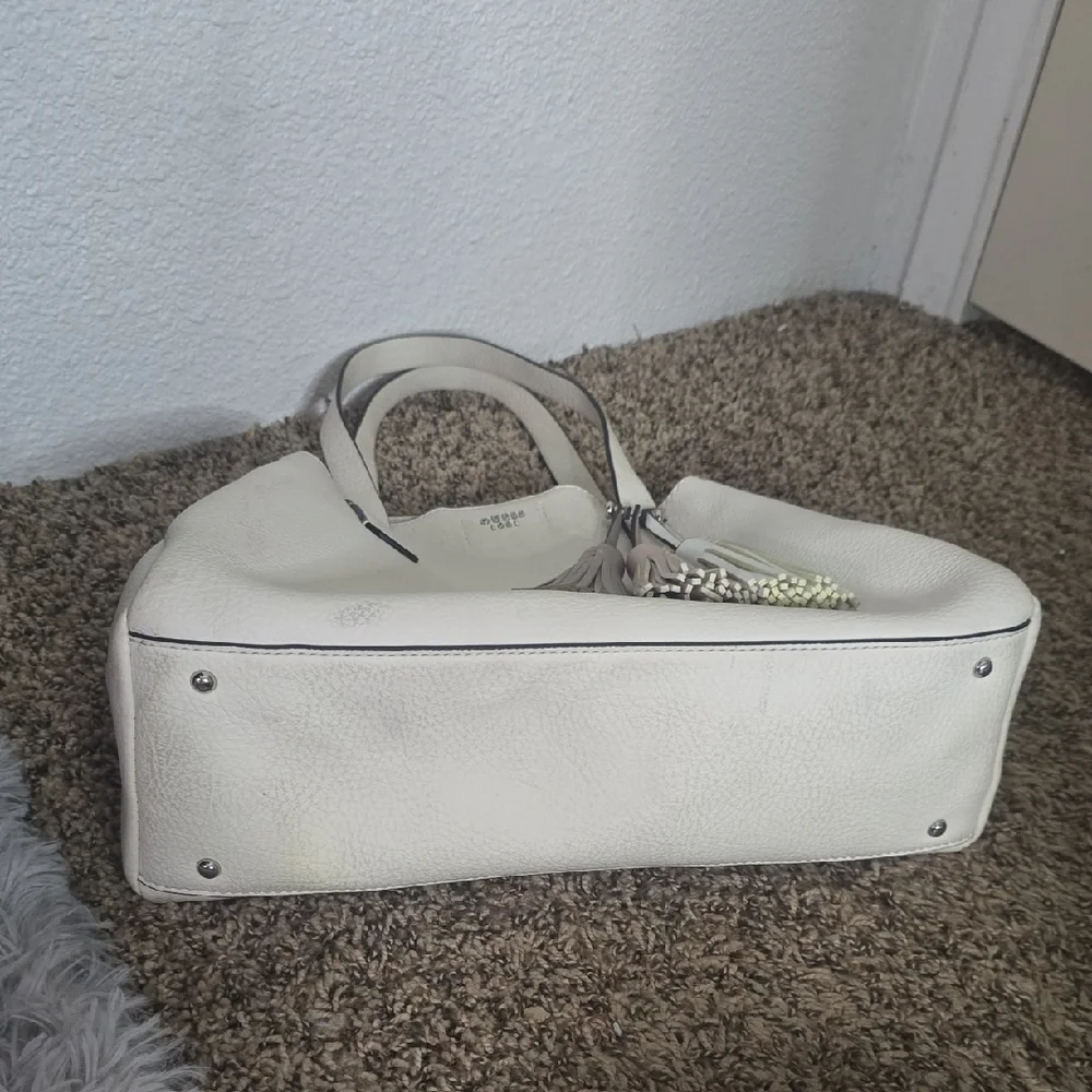 Guess White Leather Shoulder Bag W/ Colorful Tassel Bag Charms (FAIR/GOOD) ✨️